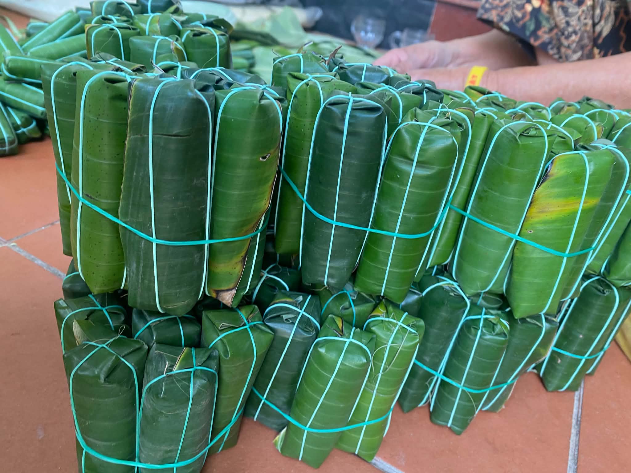 Những cọc nem chua Thanh Hóa gói lá chuối, buộc dây
