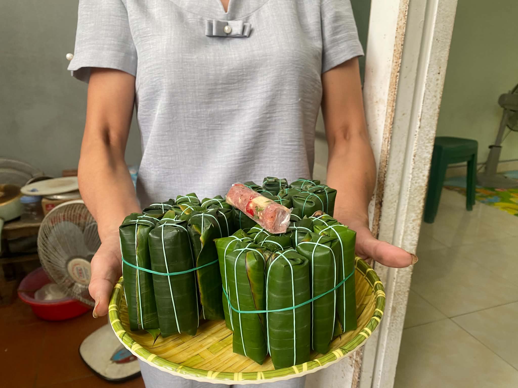 Mâm nem cọc Thanh Hóa, một chiếc đã bóc để xem bên trong