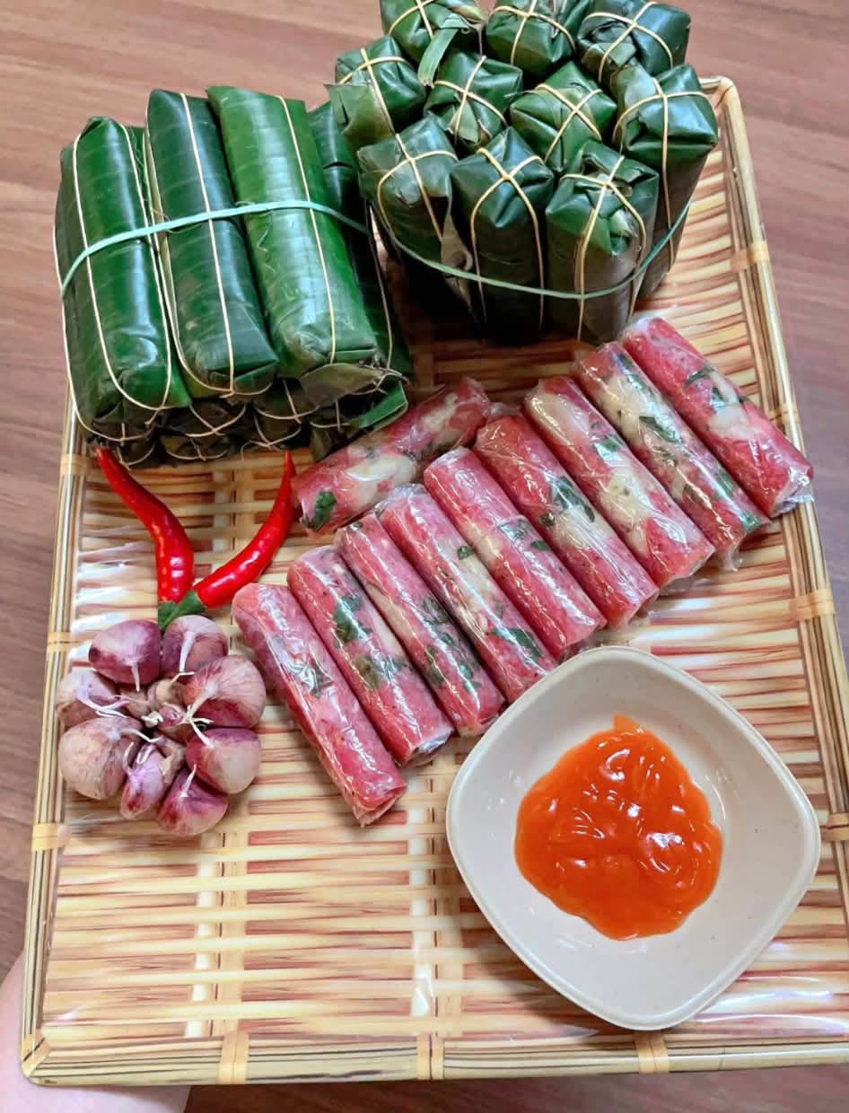 Nem cọc và nem chua đã bóc lá, tỏi, ớt, tương ớt trên mẹt tre