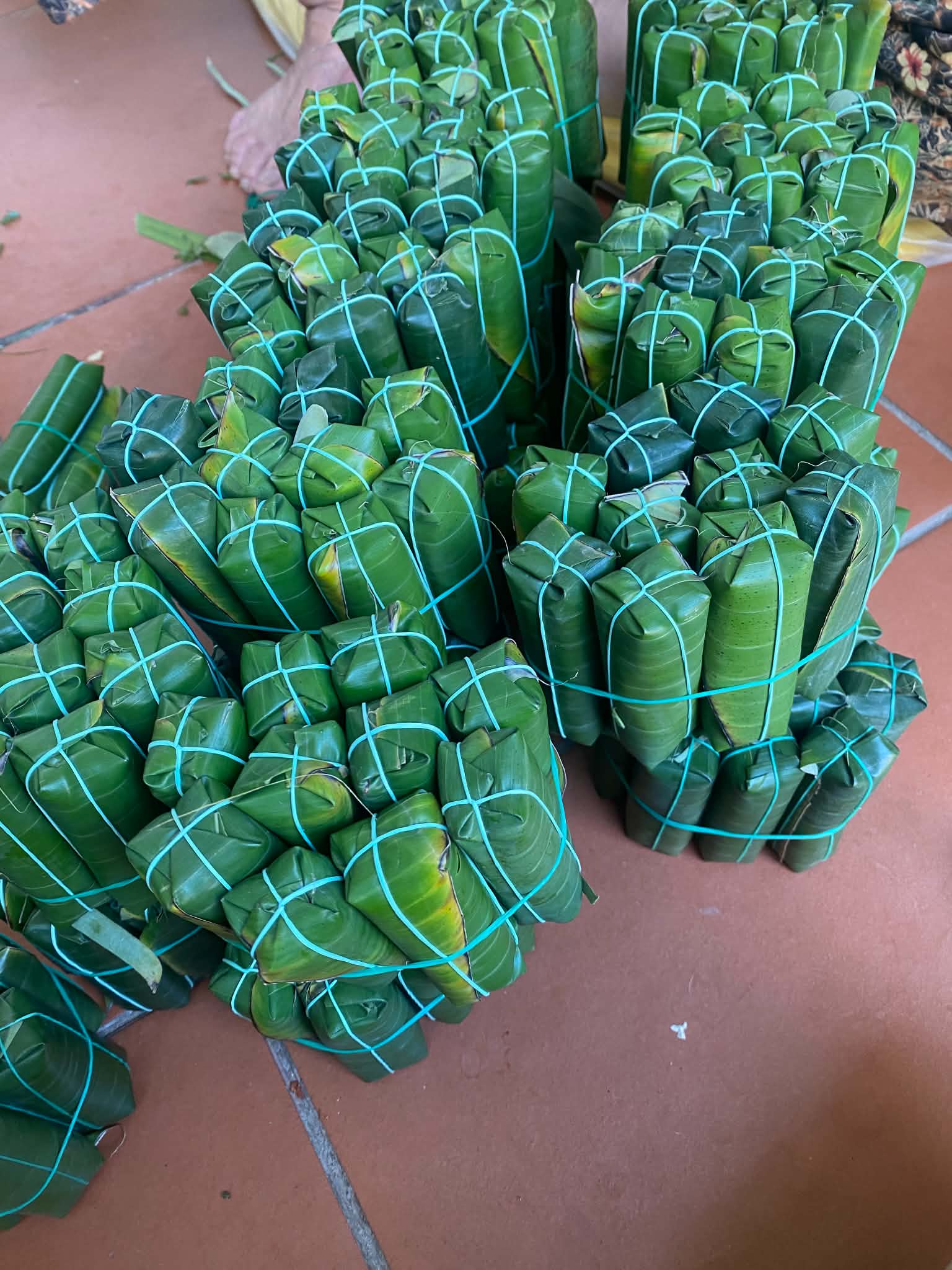 Nhiều cọc nem chua Thanh Hóa gói lá chuối