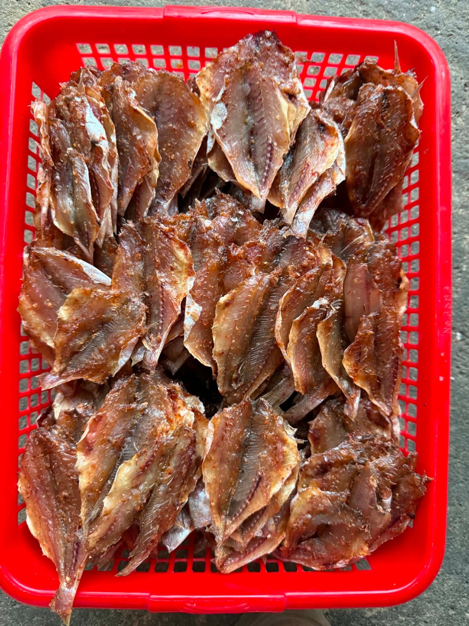 Cá khô xẻ xếp trong rổ nhựa