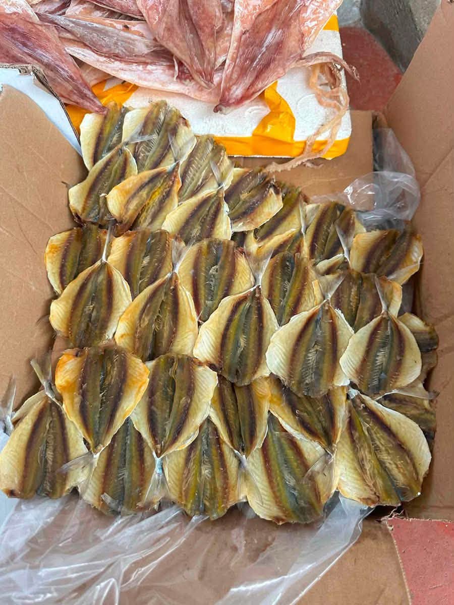 Cá khô xẻ bướm xếp trong thùng