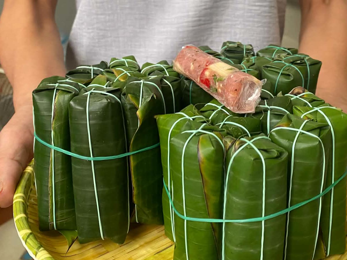 Mâm nem cọc Thanh Hóa, một chiếc đã bóc thấy thịt nem bên trong