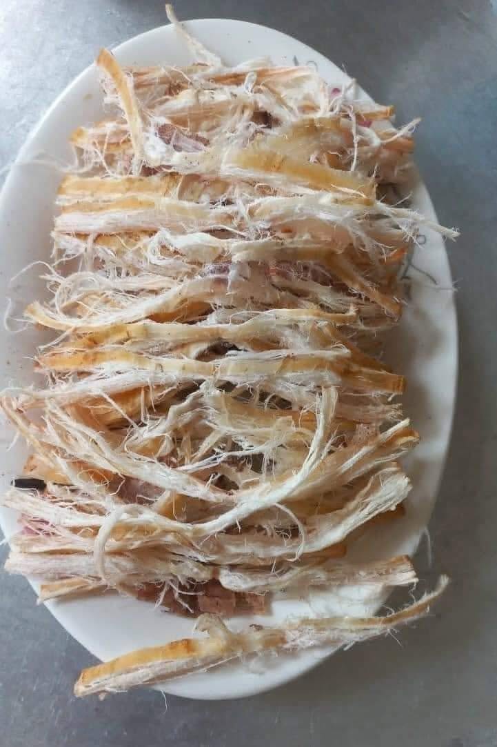 Mực khô xé sợi bày trên đĩa