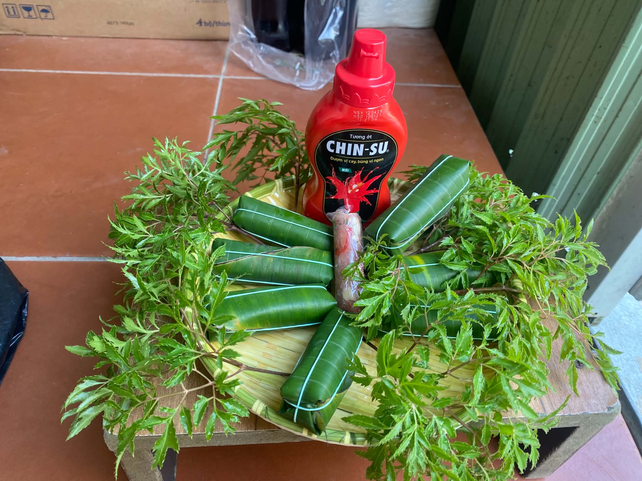 Nem chua Thanh Hóa bày cùng lá đinh lăng và tương ớt