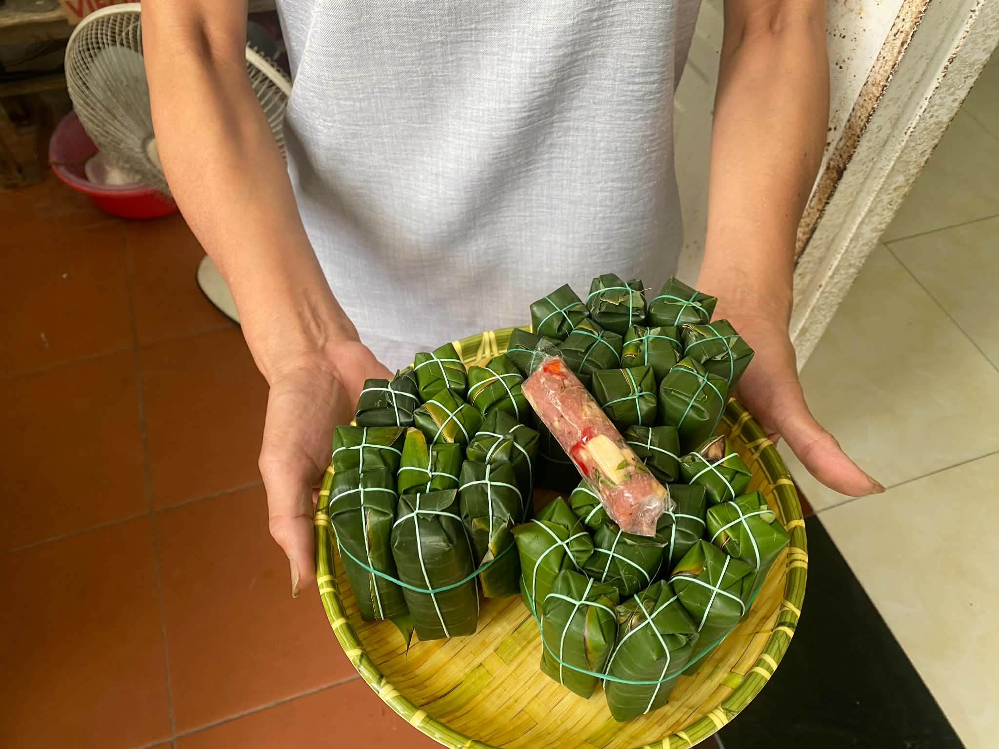 Mâm nem cọc Thanh Hóa, một chiếc đã bóc lá thấy thịt nem màu hồng