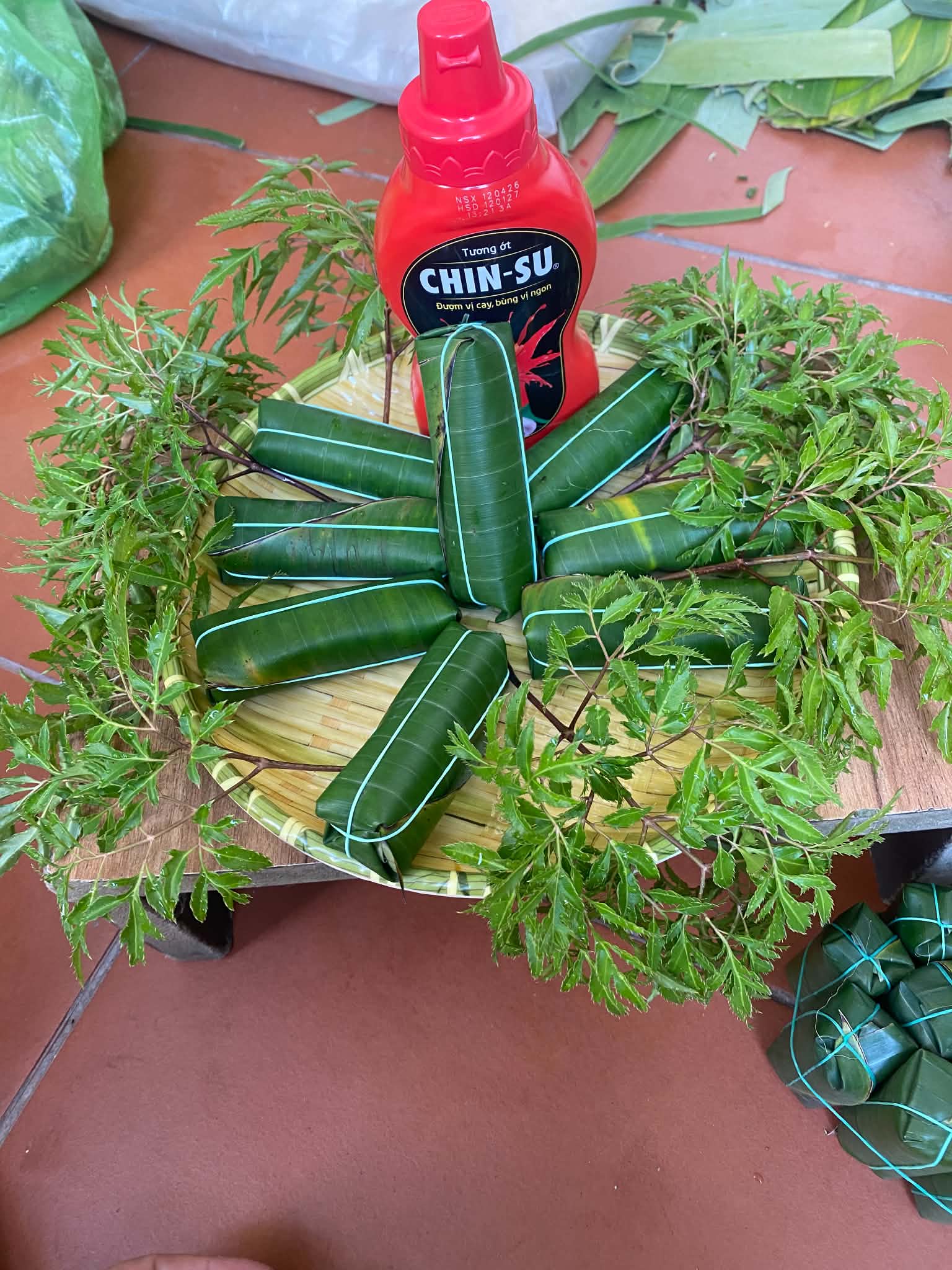 Nem chua gói lá chuối bày trên lá đinh lăng
