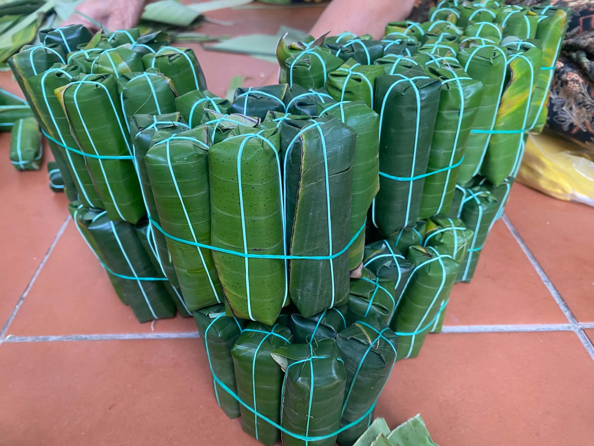 Các cọc nem chua Thanh Hóa xếp chồng lên nhau