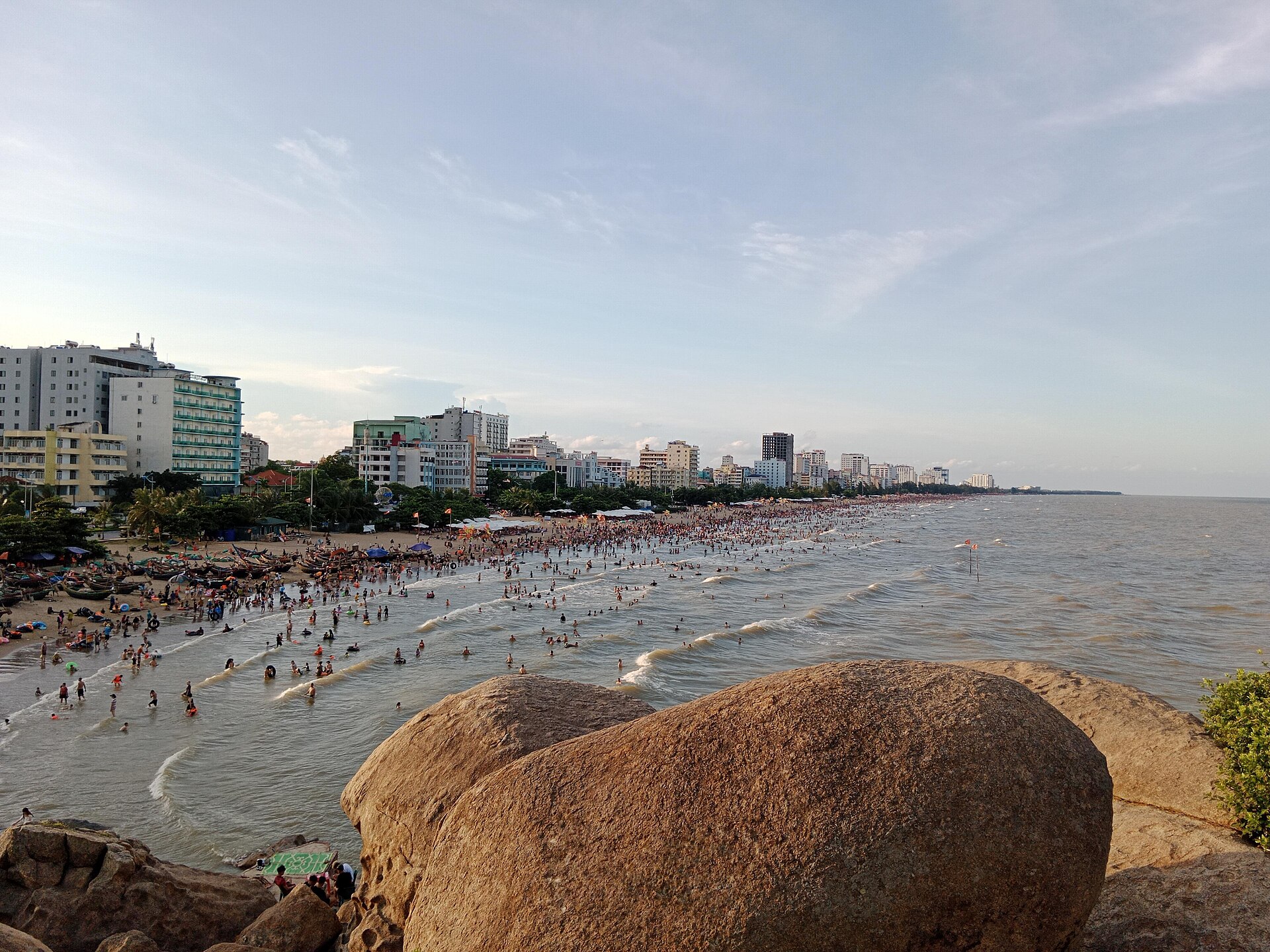 Bãi biển Sầm Sơn đông người tắm biển, nhìn từ hòn Cổ Giải